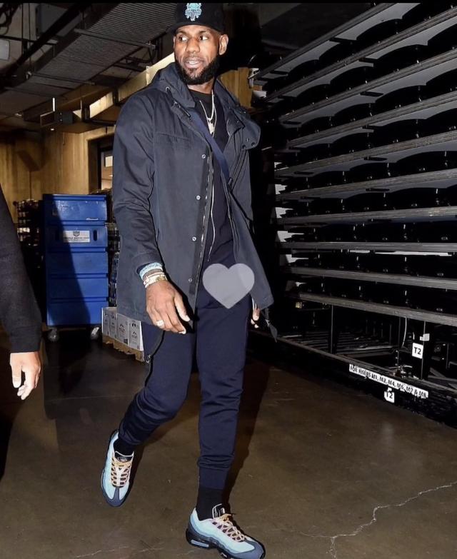 勒布朗轰18+5吞里程悲！在场-33被喷巨大防守漏洞：不卡位+不协防（勒布朗18分5板难救主，净-33遭批防守成漏勺：卡位不力、协防缺失）