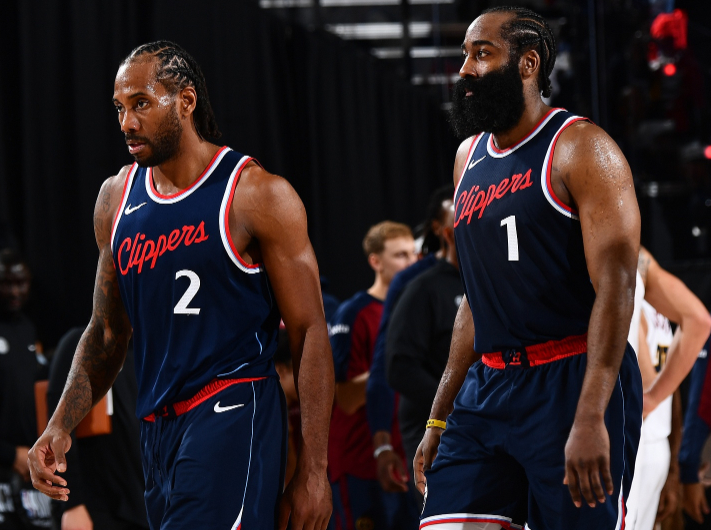 进攻全面，防守仍需提升！杨瀚森全场11中8得到18分10板4助（进攻端火力全开，防守端仍待加强！杨瀚森全场11投8中拿下18分10篮板4助攻）