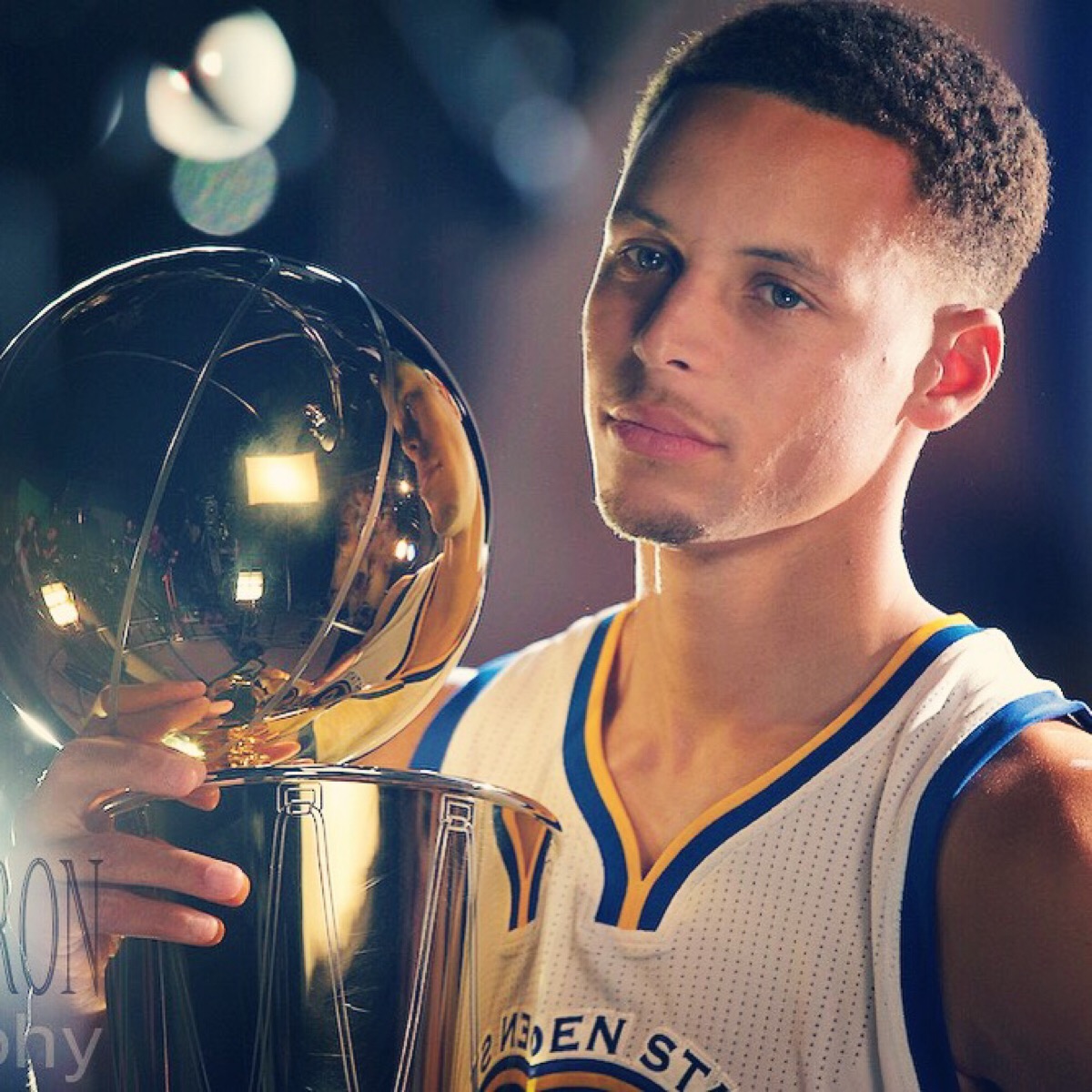 吕迪格的防守是站在那里干瞪嘛，比斯洛特先下课的估计是阿隆索（吕迪格防守宛如站桩发呆，先于斯洛特下课的恐怕是阿隆索）