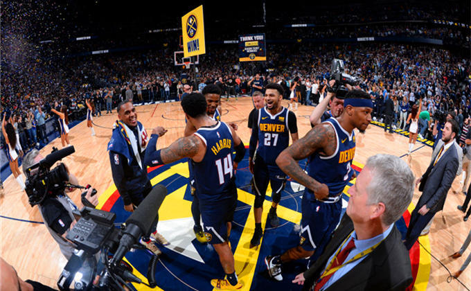 维持原判！布朗突破肘倒翟晓川后者阻挡 许利民交涉挑战也是失败（判罚维持！布朗突破肘击致翟晓川倒地判其阻挡，许利民挑战无果）