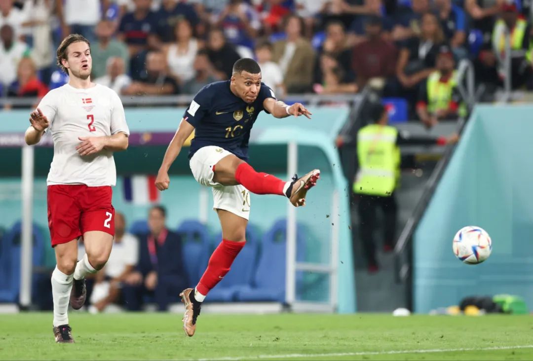 火箭哈登末节爆发连得15分（哈登末节连拿15分引领火箭反扑）