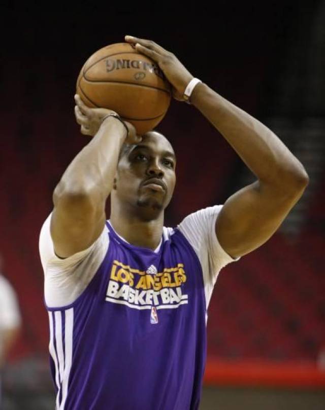 周末足坛激烈对决，拜仁、曼城、巴萨、AC米兰分别取得胜利，上演精彩绝杀。（周末豪门齐报捷！拜仁、曼城、巴萨、AC米兰相继取胜，上演压哨绝杀）