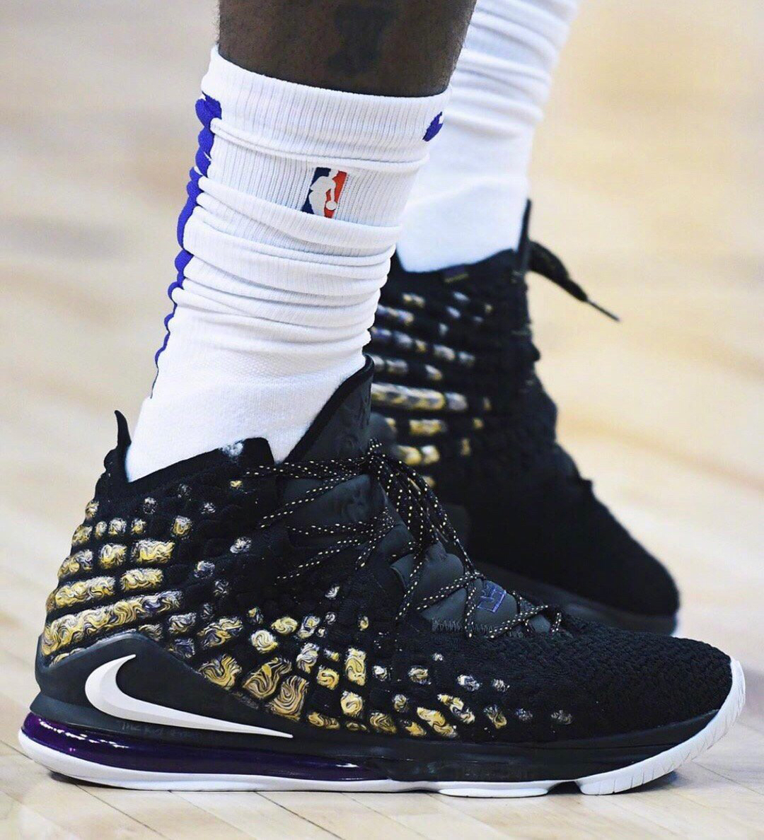 德国杯半场：斯特龙普夫乌龙+染红，斯图加特1-0十人波鸿（德国杯半场战报：斯特龙普夫乌龙+被罚下，十人波鸿0-1落后斯图加特）