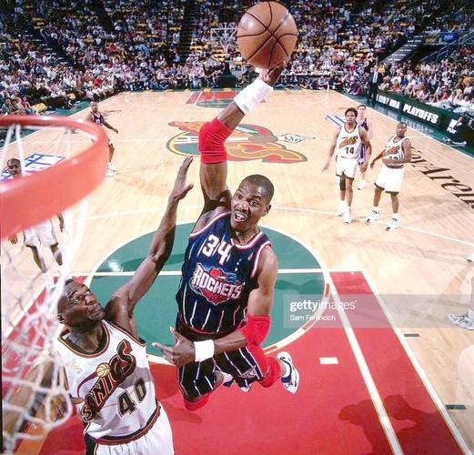 国米4‑0大胜科莫，一举登顶意甲积分榜（国米4球横扫科莫，强势登顶意甲榜首）