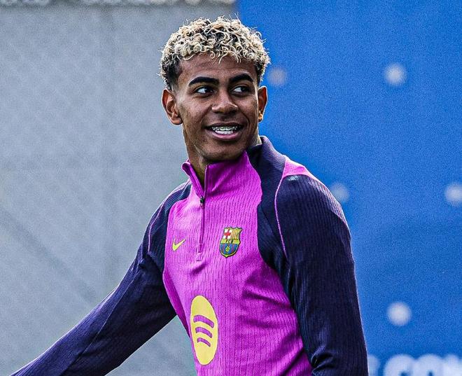 足球世界杯主题周边开售，球迷抢购（世界杯主题周边上架，球迷热购）